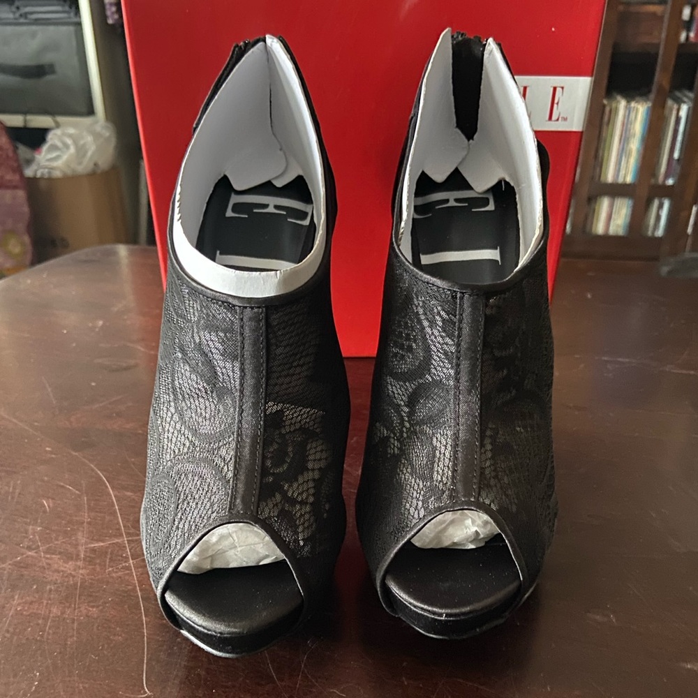 NWT Elle Black Lace Heel